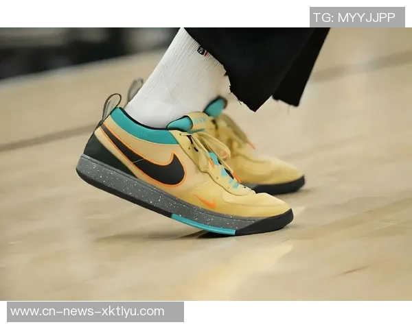 布克首次亮相新款签名鞋布克2代球鞋在比赛中引发关注